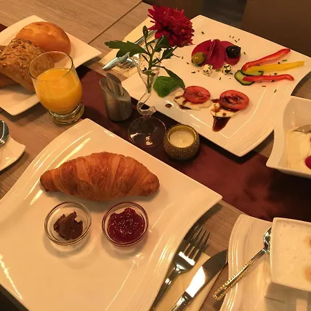 Hotel Glinde 3* غلينده